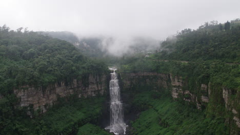 cascada épica en la selva tropical, paisaje de alta humedad por una poderosa cascada