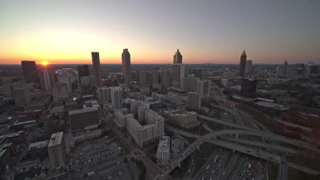 Antena-V598-De-Atlanta-Georgia-Volando-Sobre-La-Autopista-Durante-La-Puesta-De-Sol-Con-Vista-Panorámica-Del-Centro-Y-El-Centro-De-La-Ciudad---Dji-Inspire-2,-X7,-6k---Febrero-De-2020