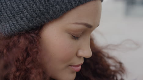 Cerrar-Retrato-Linda-Joven-Mujer-De-Raza-Mixta-Gira-La-Cabeza-Sonriendo-Feliz-Mujer-Independiente-Mirando-Tranquila-Usando-Gorro-Viento-Soplando-Pelo-Cámara-Lenta