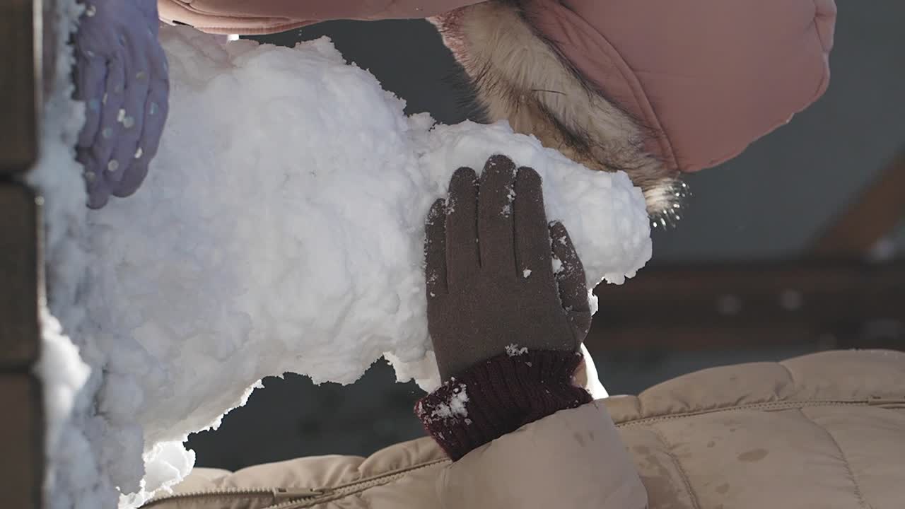 아이 들 이 눈사람 을 만들고 있다