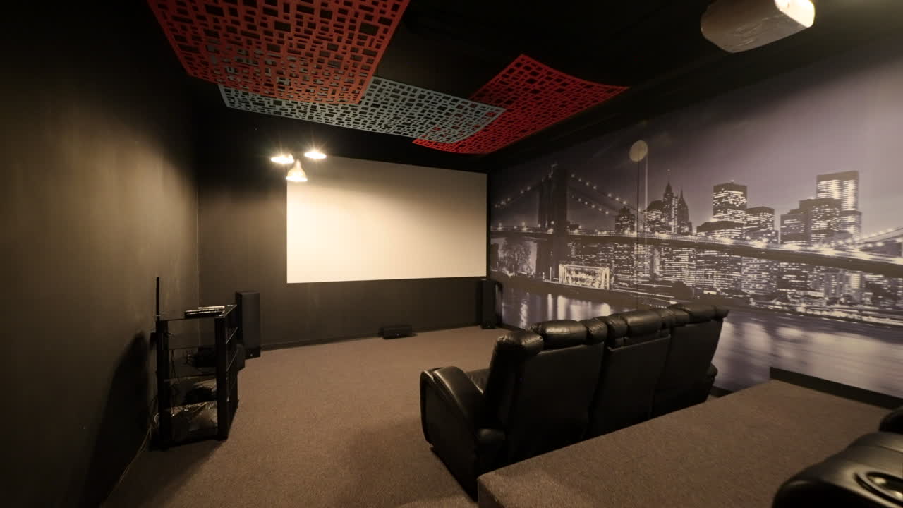 cine casero de mal humor oscuro con acento de vida nocturna de la ciudad proyector de pared y techo