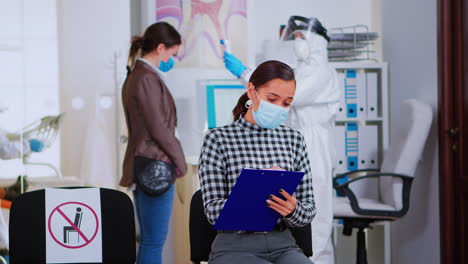 paciente con máscara facial escrita en el formulario de registro