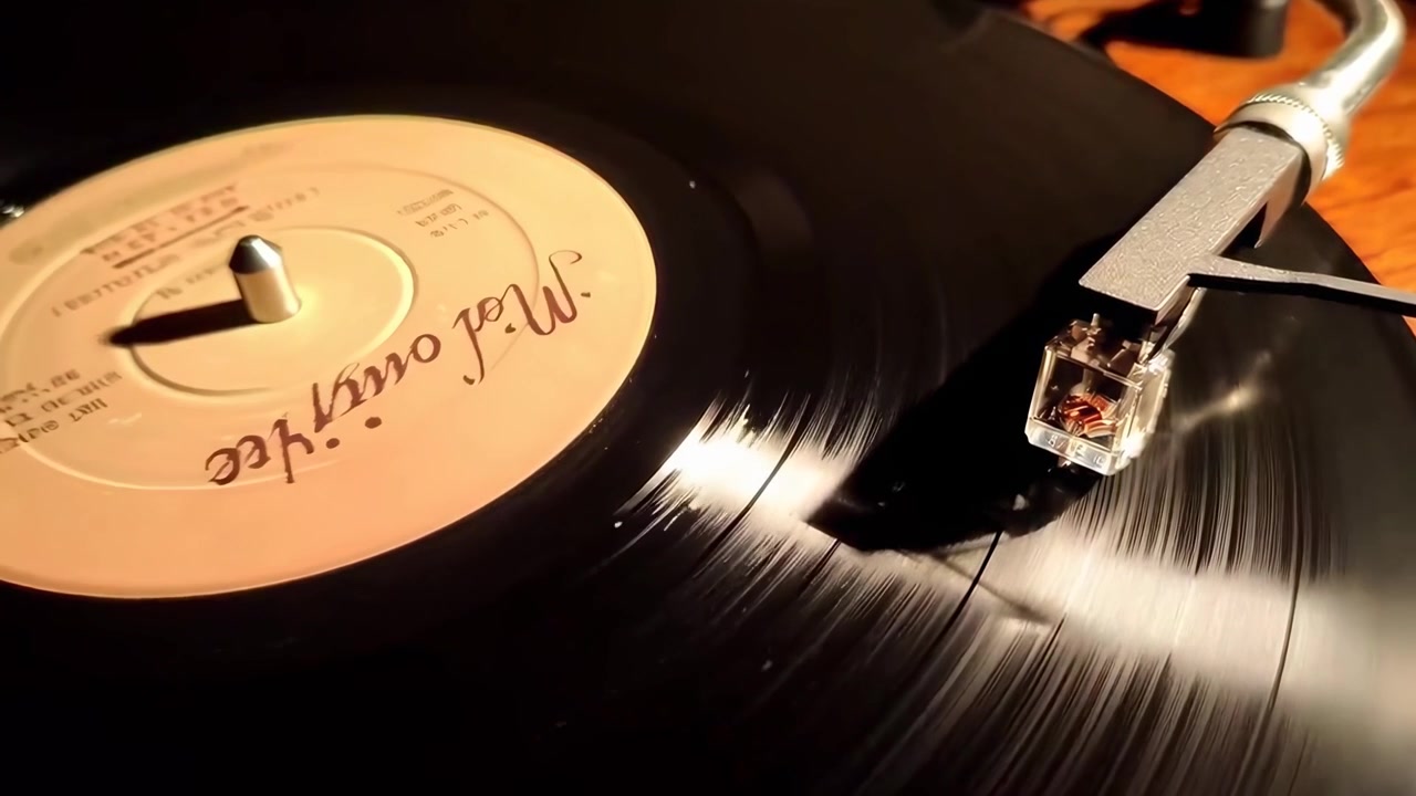 Primo piano di un disco in vinile che gira su un giradischi