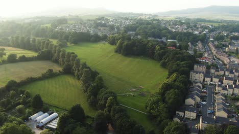 Gran-Parque-Local-Público-Abierto-Con-Colinas-Verdes-Onduladas-Y-árboles-Altos-Alrededor-Desde-La-Vista-De-Drones