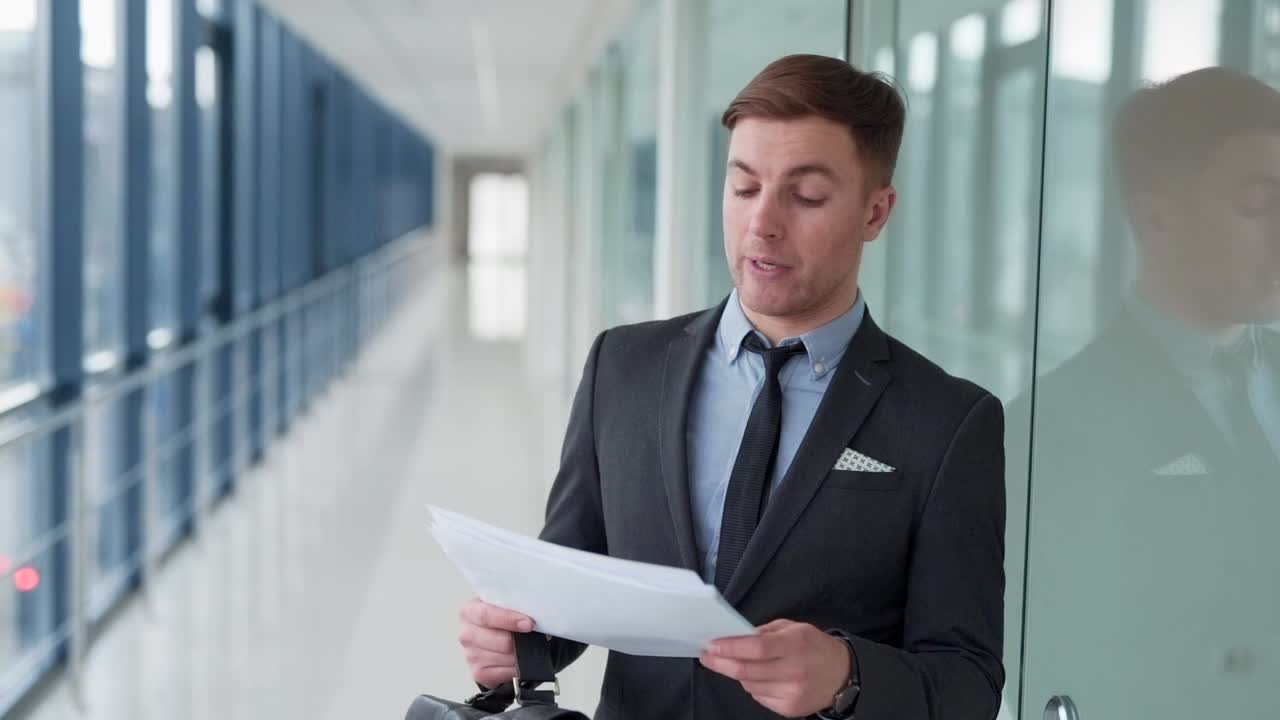 giovane uomo d'affari alla porta dell'ufficio che si prepara per un incontro importante