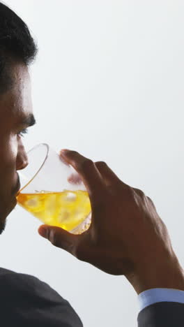 un hombre de negocios tomando jugo.