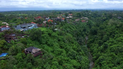 Paisaje-Exuberante-Tropical-Y-Estructuras-Construidas-Cerca-De-Campuhan-Ridge-Walk-En-Bali,-Indonesia