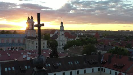 vista aérea de drones del casco antiguo de kaunas