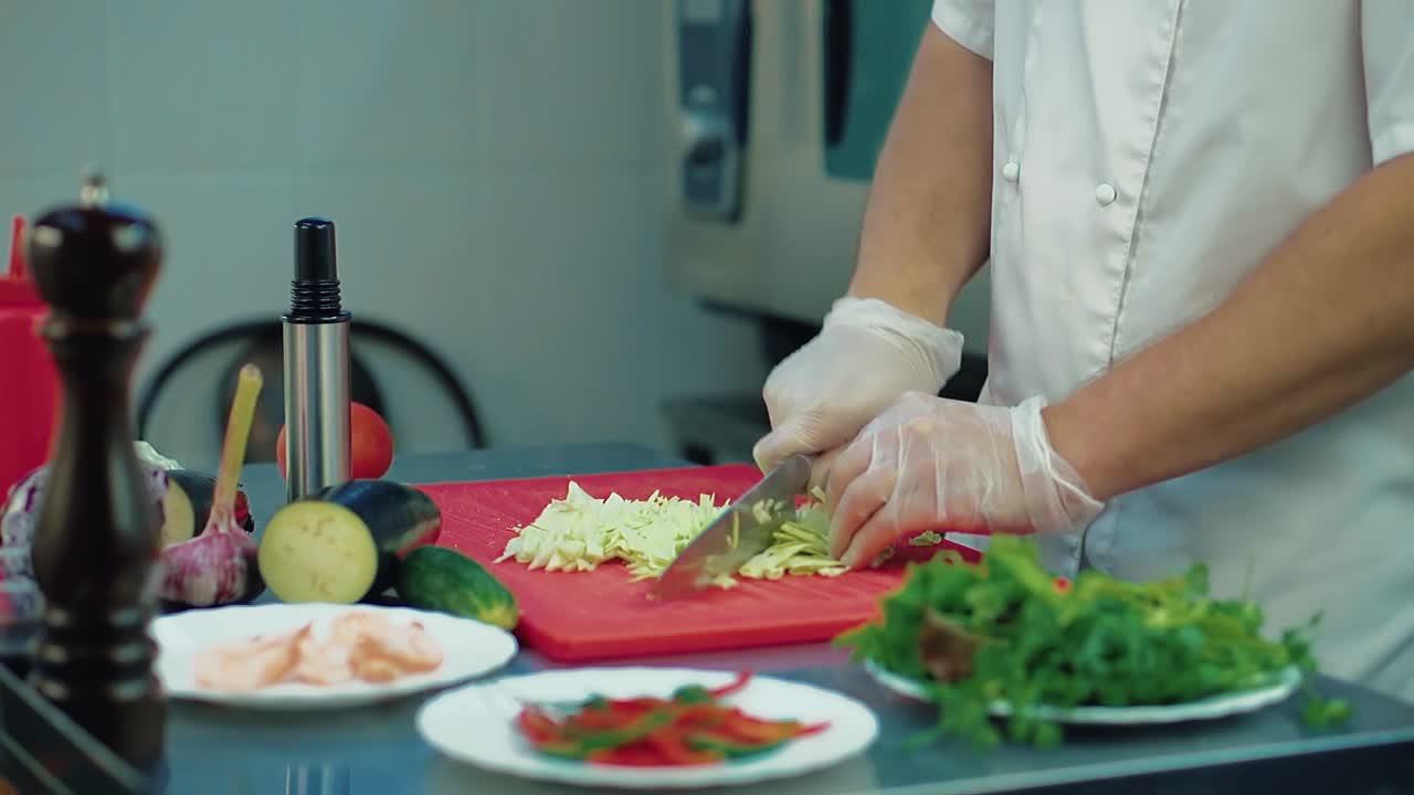 el cocinero corta la col para la ensalada