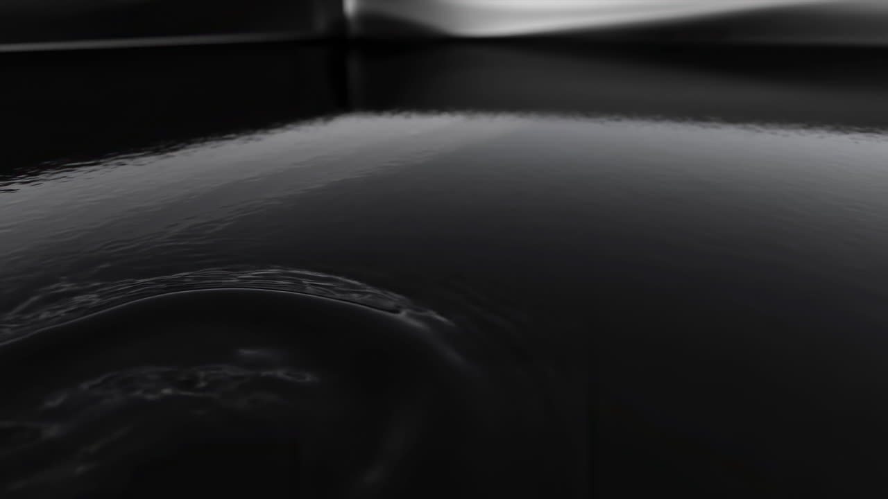 Close-up de Capô de Carro Preto Brilhante com Reflexos Nítidos e Superfície Curva, Iluminação de Showroom Premium.
