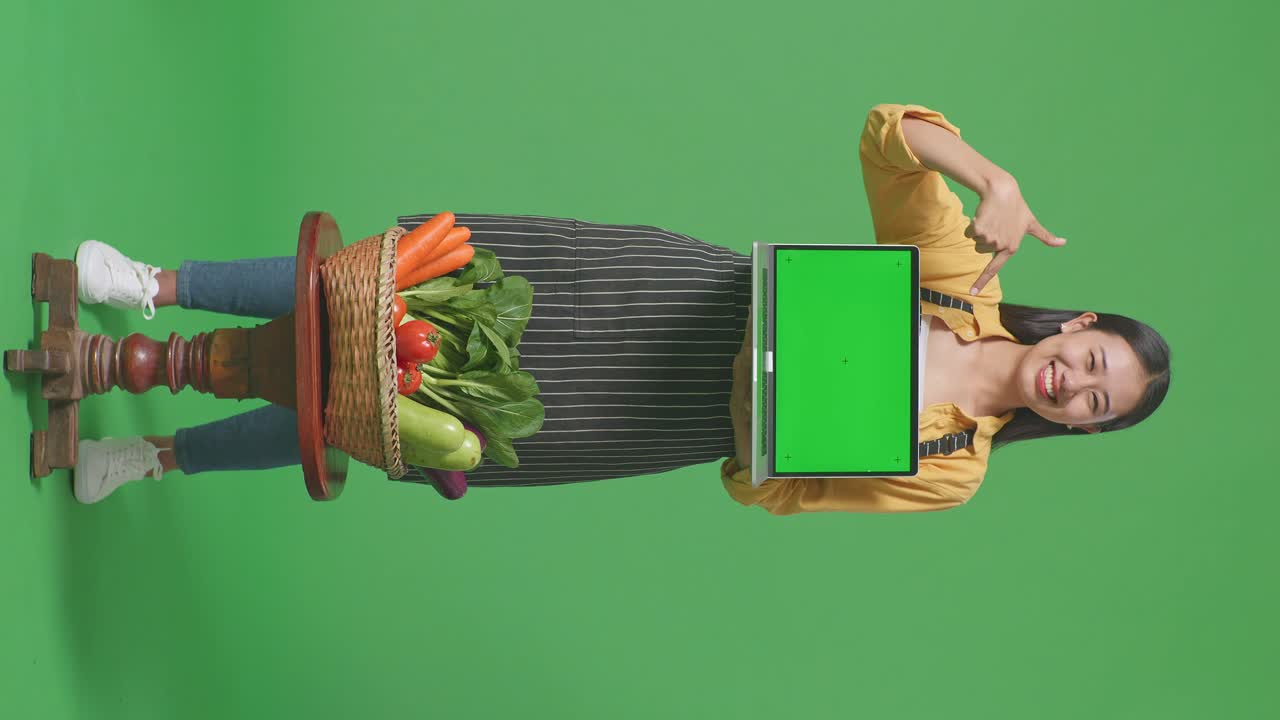 mujer vendiendo verduras en línea