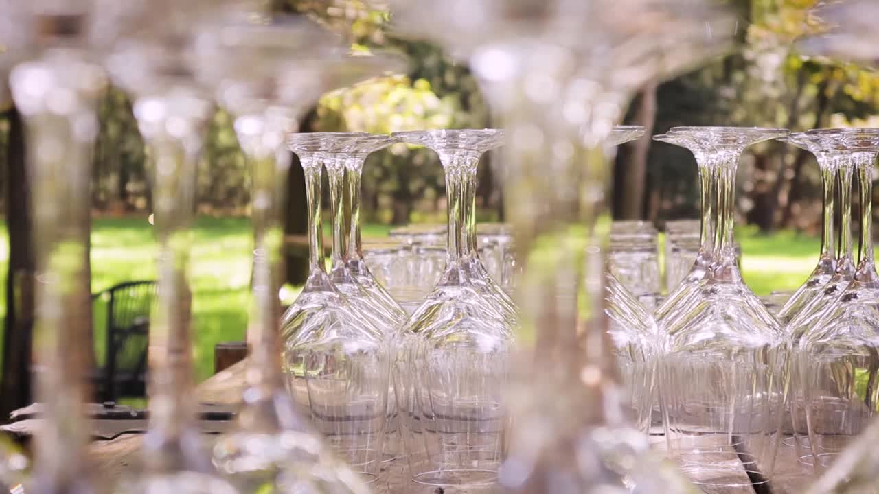 los vasos se apilan en una recepción de boda