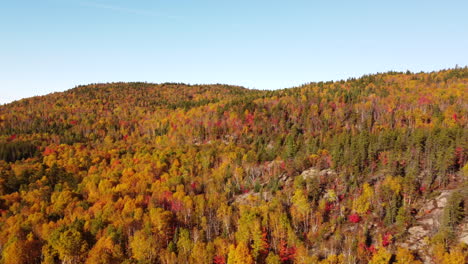 Schöner-Berg-Voller-Herbstfarben