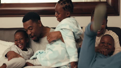 Black-family,-kids-and-funny-with-parents-in-bed