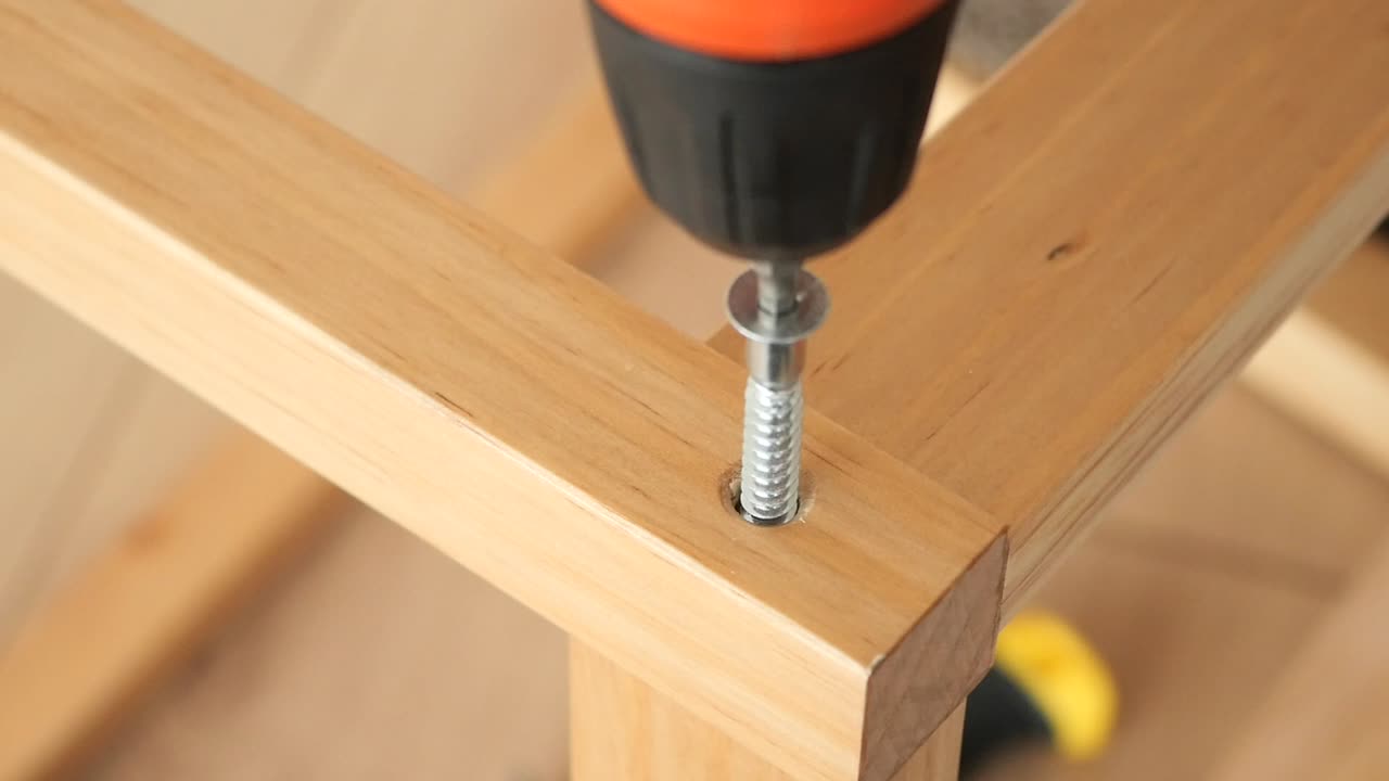 ensamblaje de muebles de madera con perforación eléctrica