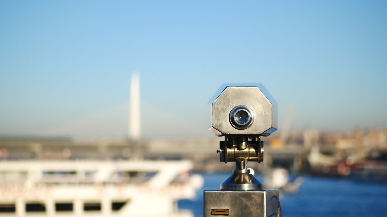 해안가 에 있는 망원경