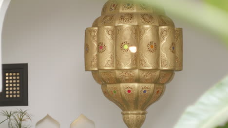 Arabische-Lampe-Im-Traditionellen-Marokkanischen-Riad,-Mit-Verschwommenen-Elementen