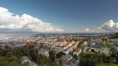 Vista-Aérea-Del-Lado-Este-De-Trondheim,-Foque-Hacia-Arriba