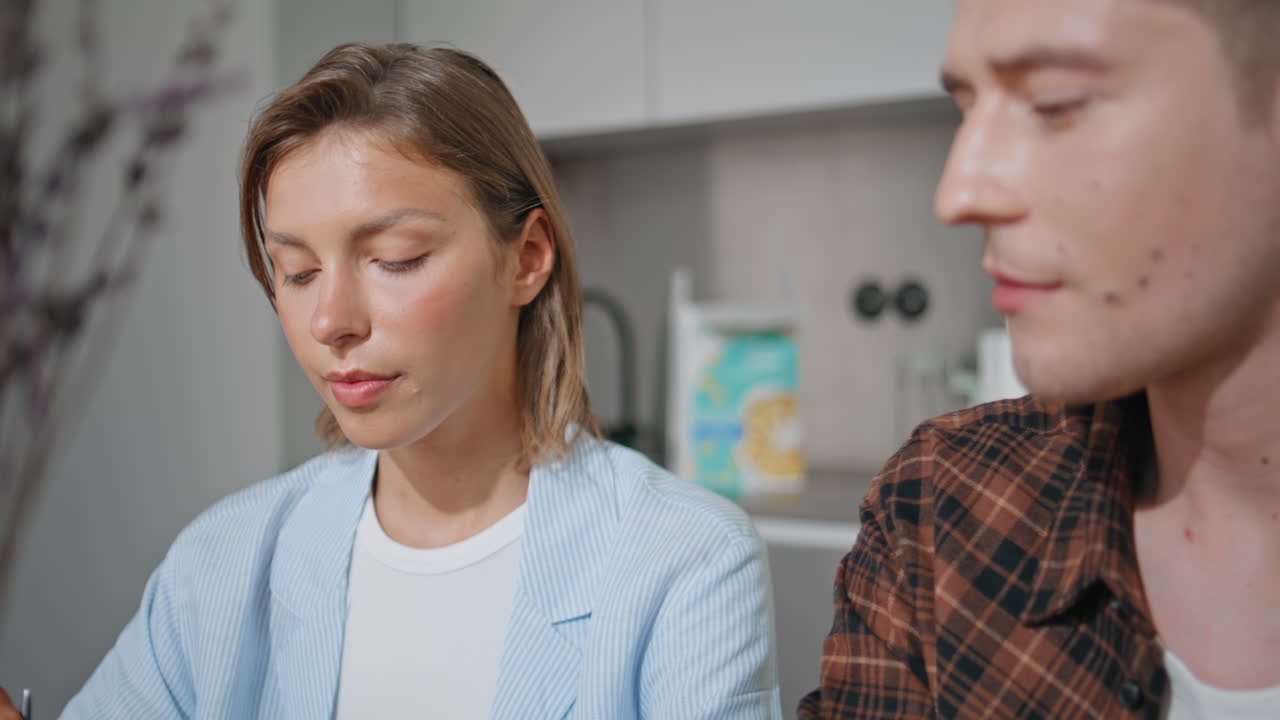 Primo piano di una ragazza che parla con un uomo durante la colazione. Coppia rilassata che parla del pasto