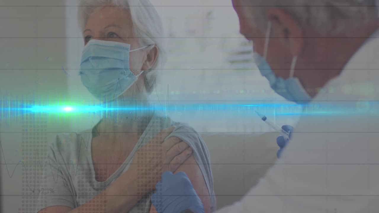 animación del procesamiento de datos sobre la mujer que recibe la vacuna llevando una máscara facial