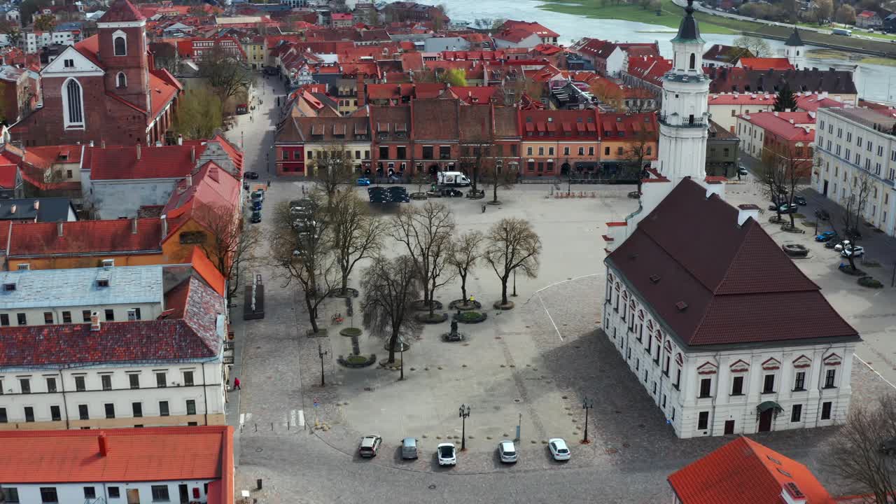 ayuntamiento de kaunas con río nemunas, casco antiguo de kaunas en lituania - toma aérea de drones