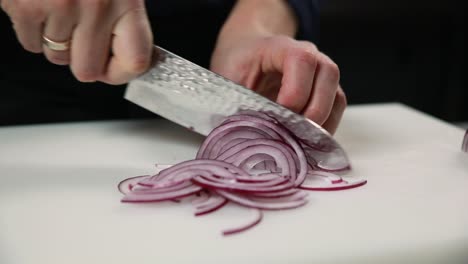 chef cortando cebollas rojas
