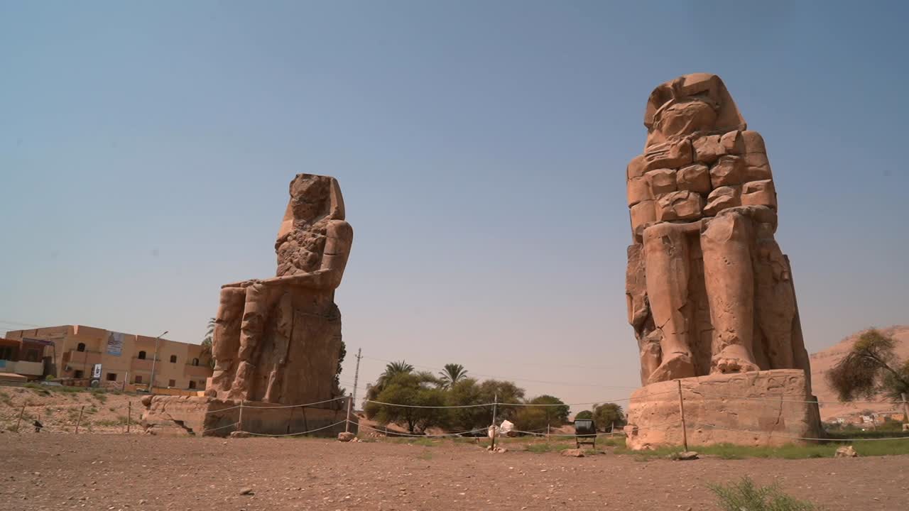 Turista in visita ai Colossi di Memnone in Egitto