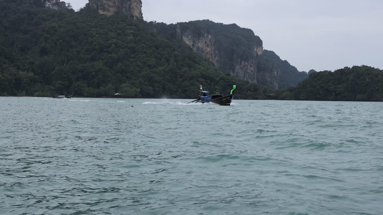 경치 좋은 크라비 해경 을 가로지르는 보트