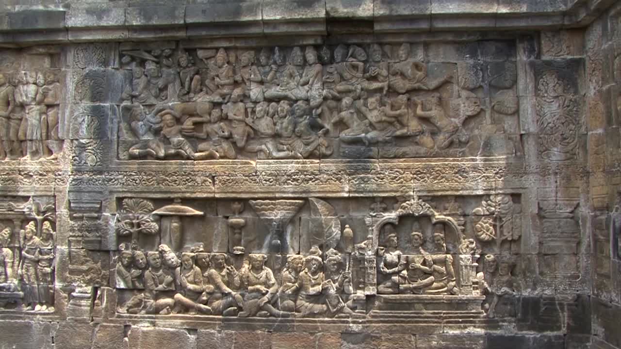 bajorrelieve en el templo de borobudur, sitio del patrimonio mundial de la unesco, java central, indonesia, templo budista