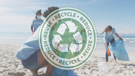 animación de texto de reciclaje, reducción y reutilización sobre diversas mujeres voluntarias que recogen plástico en la playa