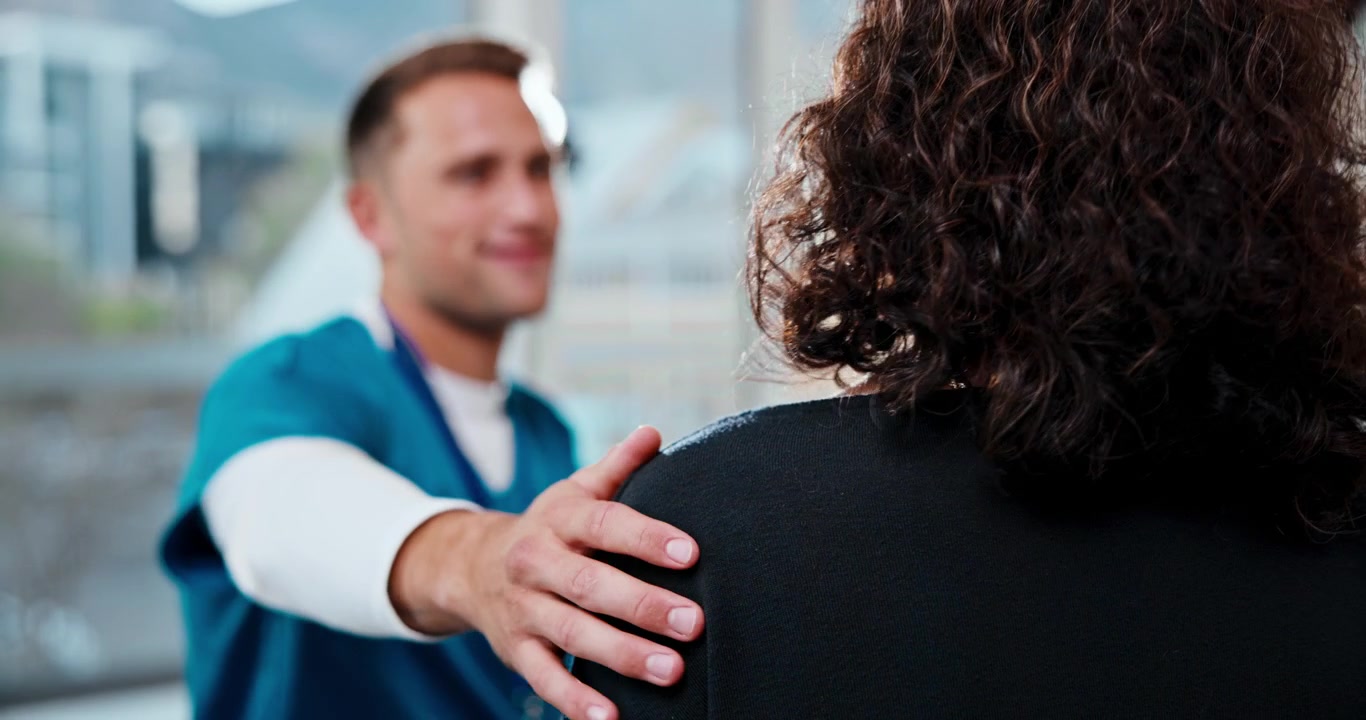 Infermiere che conforta un paziente in ospedale