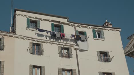 Sunny-Day-on-Venetian-Residential-Street,-Building-with-clotheslines