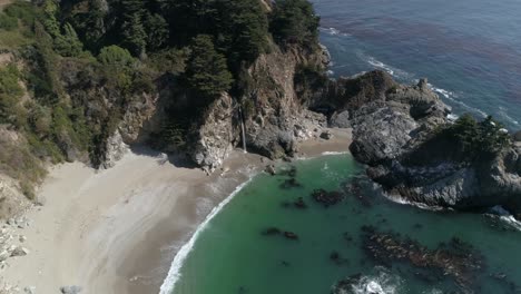 Vista-Aérea-De-La-Caída-De-Agua-Mcway-Falls-Julia-Pfeiffer-Burns-Park-Big-Sur-California