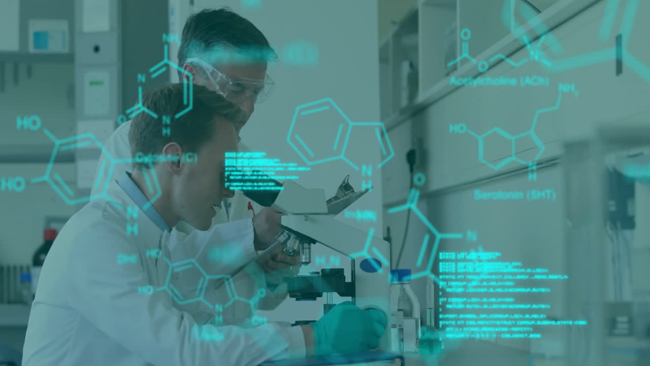 animación de procesamiento de datos y fórmula química sobre científicos caucásicos hombres haciendo experimentos