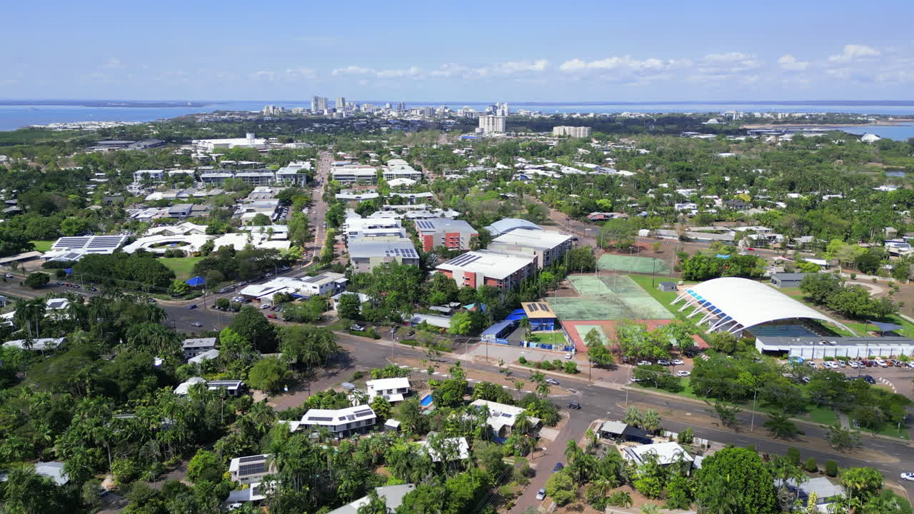 주거 지역 교외의 공중 드론 고급 부동산