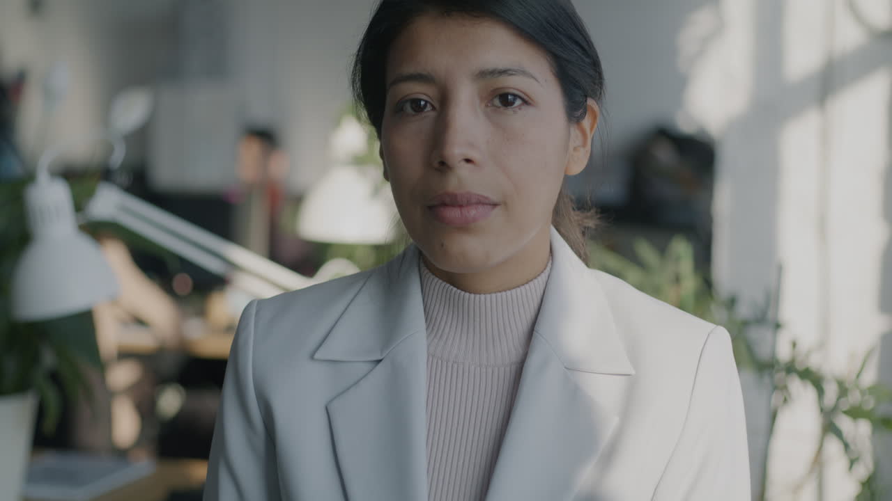 현대적인 사무실에서 자신감 있는 사업가