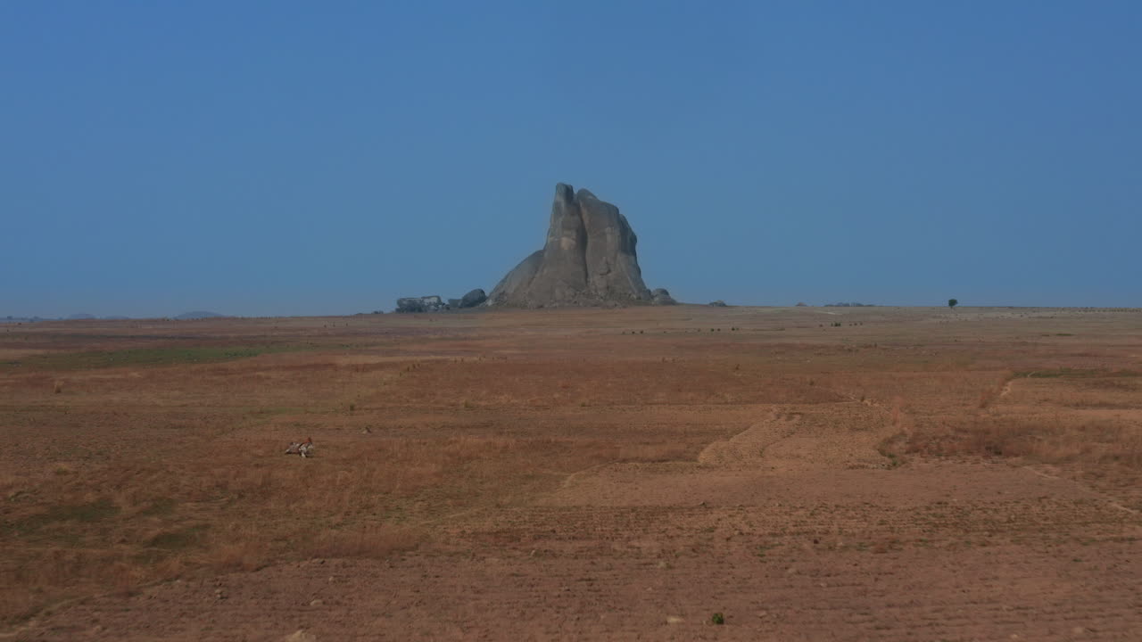 Avanzando verso una grande roccia africana, Angola 4