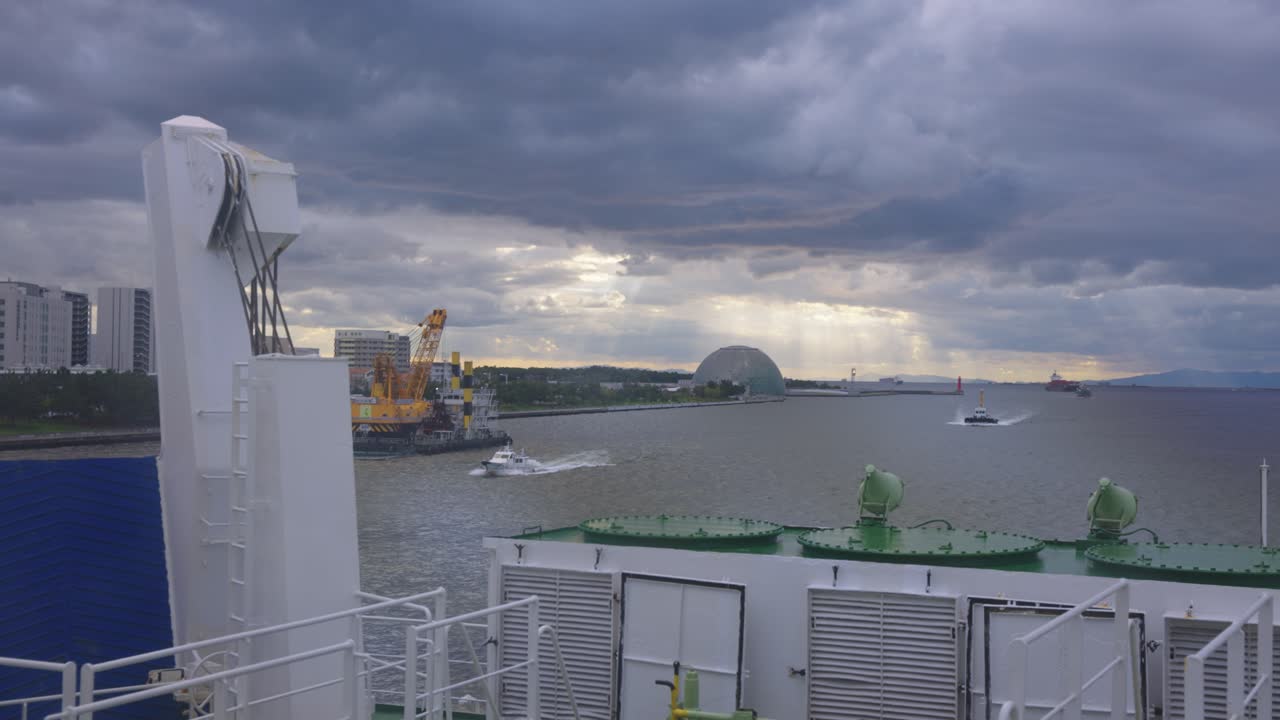 구름  하늘 아래 항구 도시 의 페리 풍경