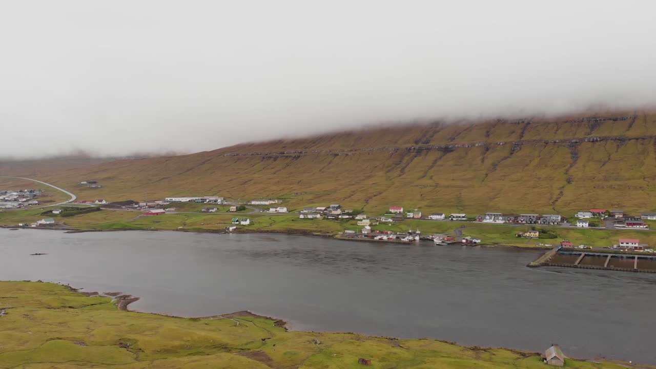 페로 제도의 작은 마을과 피오르드 위의 공중
