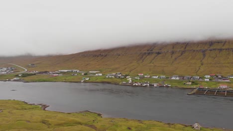 Luftaufnahme-über-Einem-Kleinen-Dorf-Und-Fjord-Auf-Den-Färöer-Inseln