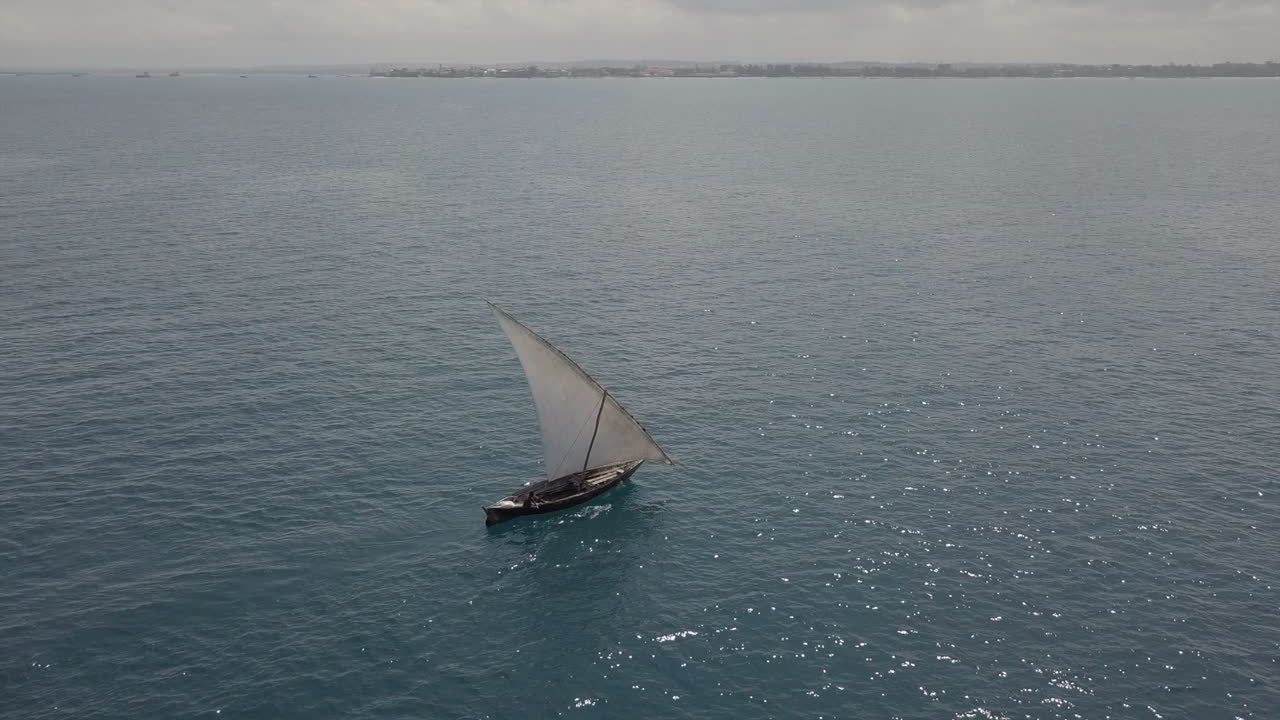 velero dhow tradicional frente a la costa de zanzíbar: increíble antena en órbita
