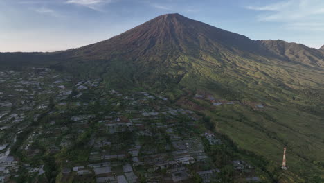 Vista-Aérea-Sobre-Los-Campos-De-Arroz-De-Sembalun-Al-Amanecer,-Lombok.