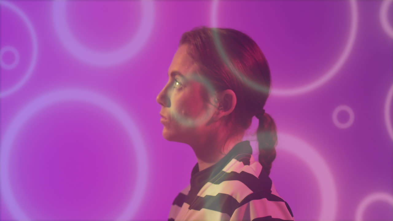 animación de círculos de neón sobre una jugadora de rugby en un fondo de neón