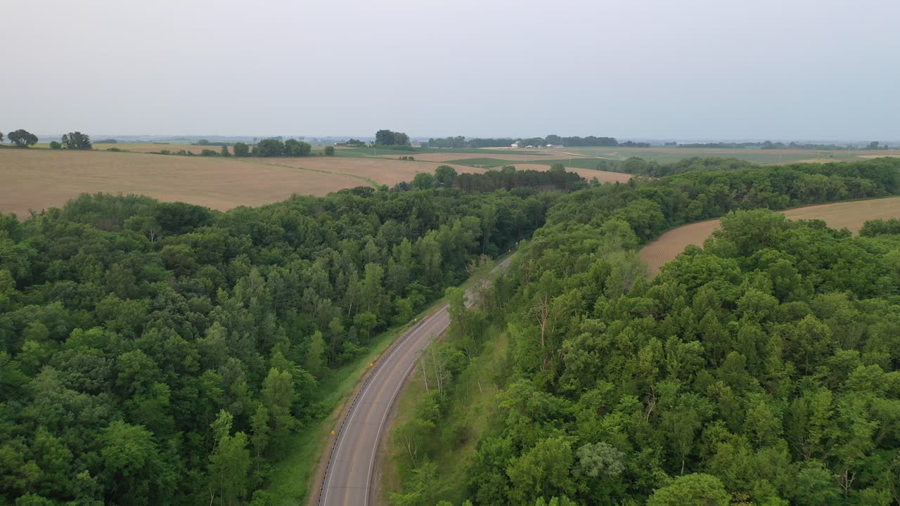 воздушный вид на сельскую дорогу и сельскохозяйственные угодья
