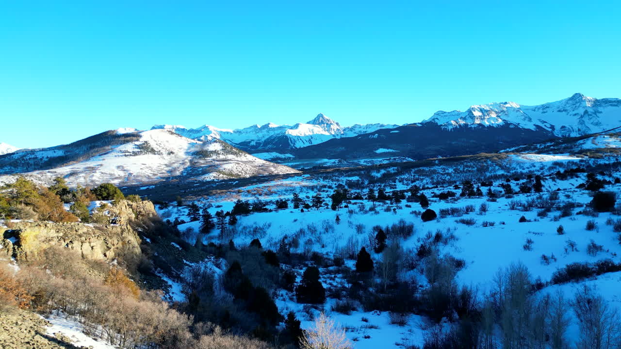 vuelo sobre una valla de madera hacia la cordillera de sawatch en colorado