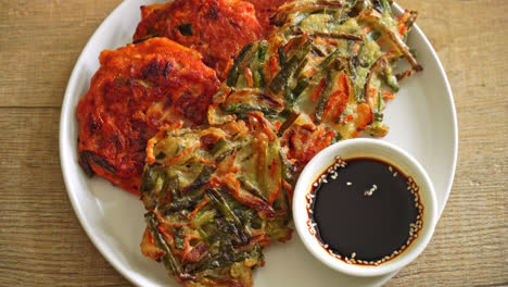 파전 또는 한국 팬케이크 및 한국 김치 팬케이크 또는 김치전 - 한국 전통 음식 스타일