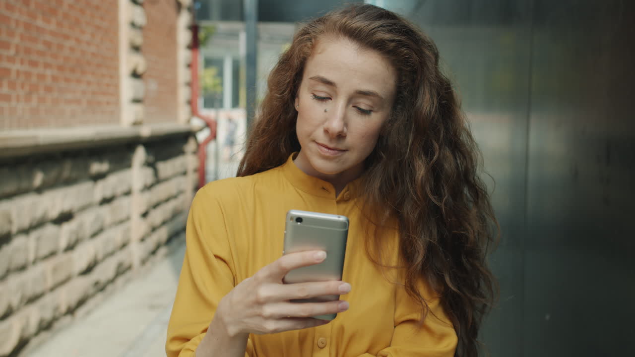 Donna che usa uno smartphone in un ambiente urbano
