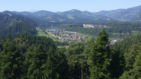 revelación de la ciudad alpina en un valle