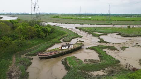 Luftaufnahme-über-Ein-Verlassenes-Boot,-Im-Wat-Tyler-Country-Park,-Bewölktes-Basildon,-Großbritannien---Neigung,-Drohnenaufnahme