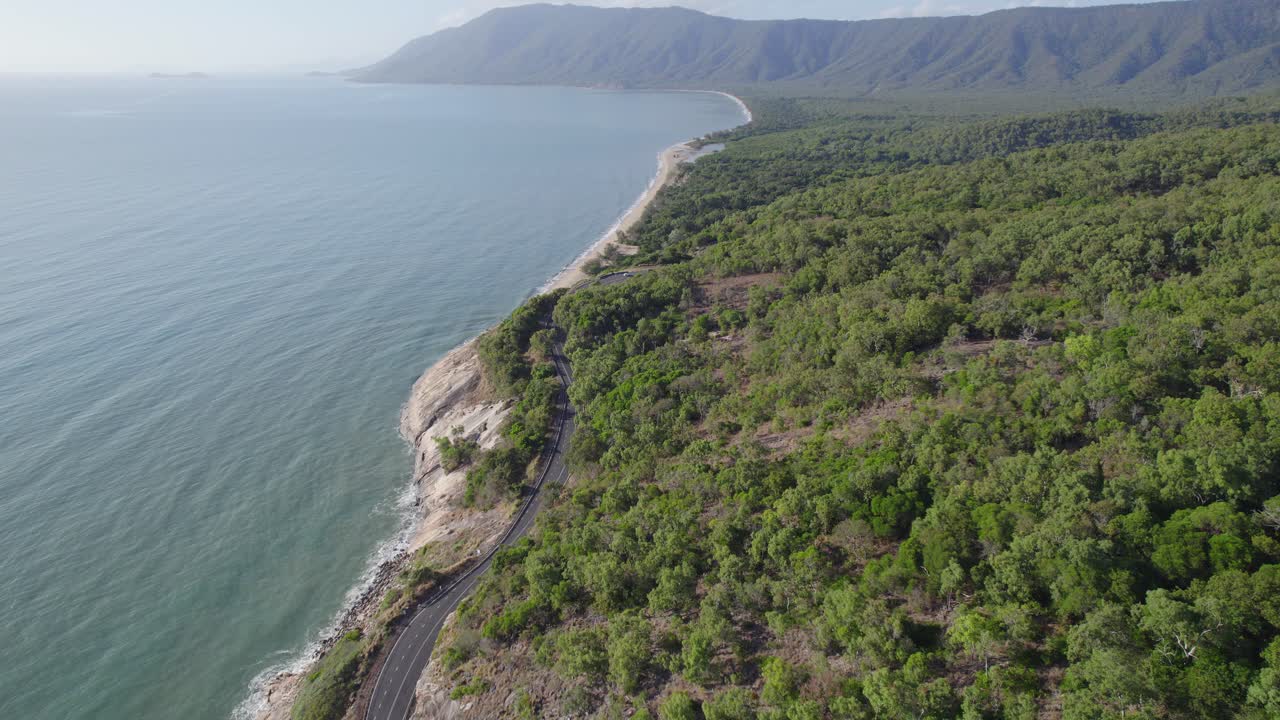 vista aérea sobre la autopista captain cook con vistas panorámicas al océano y vegetación en el norte de queensland, australia - disparo de drones